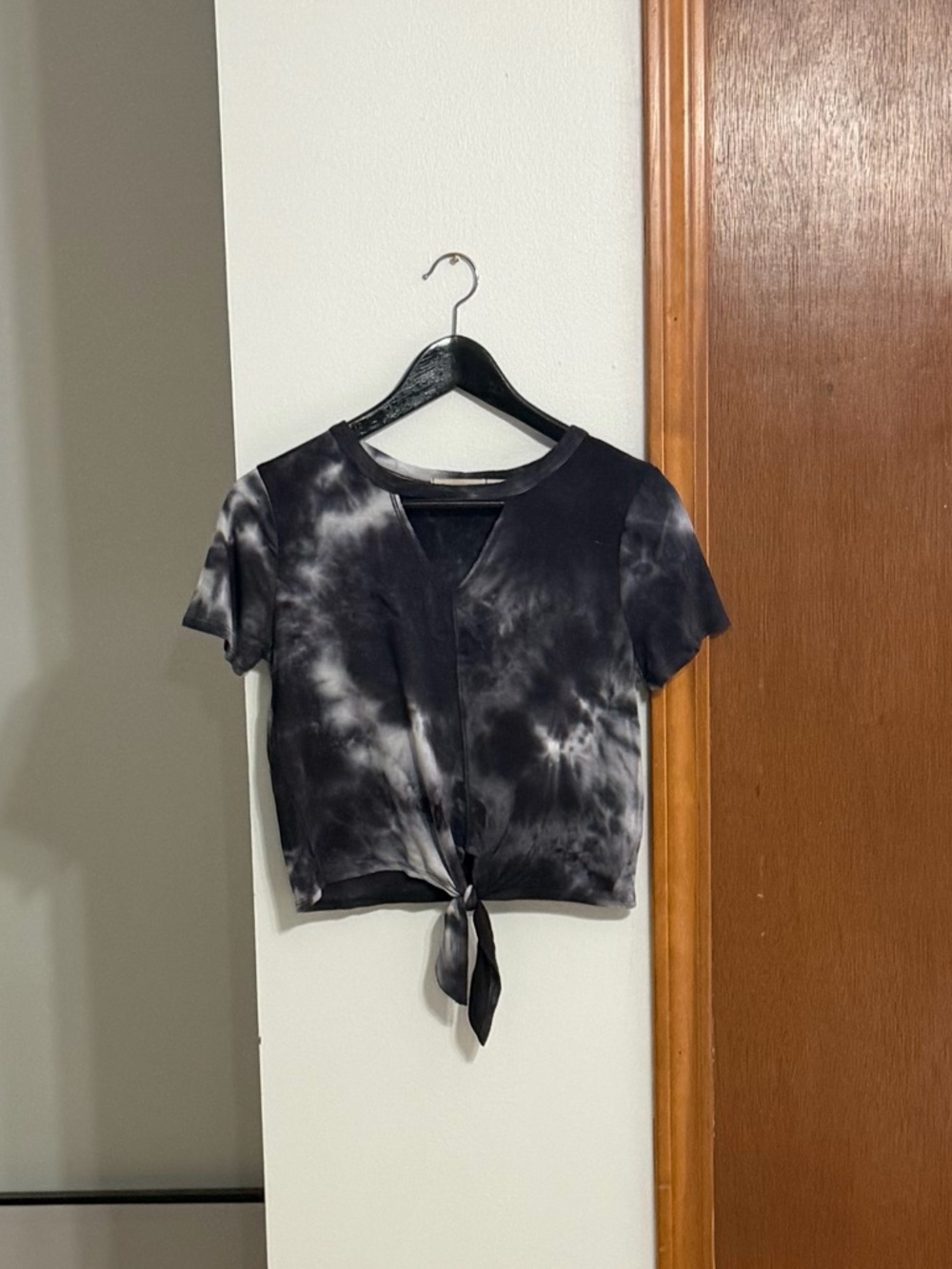 Tie-Front Crop Top in Black Tie-Dye